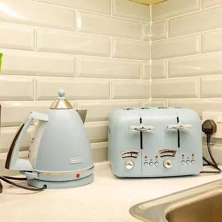 Location! Modern In Heart Of City! *