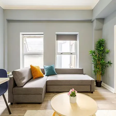 Apartment Location! Modern In Heart Of City! *