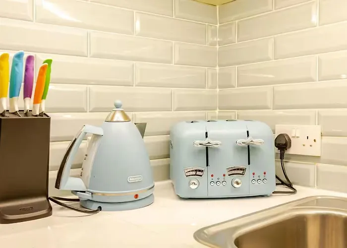 Location! Modern In Heart Of City! *