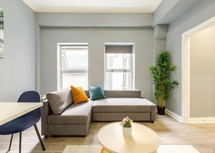 Apartman Location! Modern In Heart Of City! *